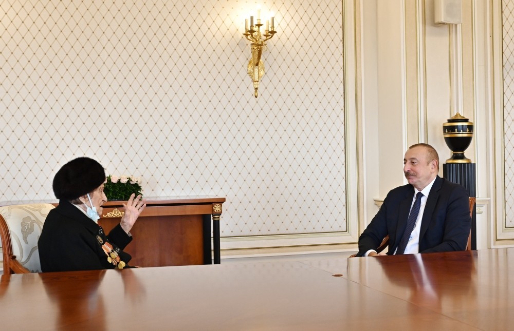 Prezident Fatma Səttarovaya “İstiqlal” ordenini təqdim etdi - FOTO