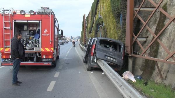 Ağır yol qəzası:Avtomobil dəmir maneəyə çırpıldı... (VİDEO)